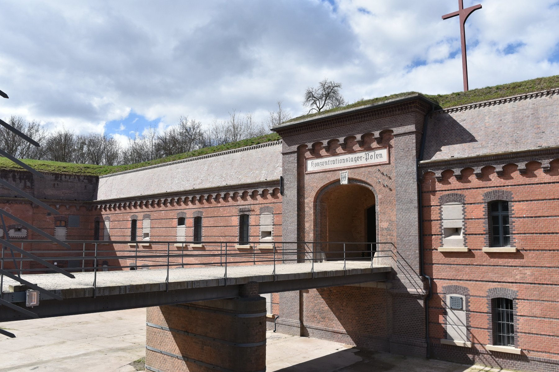 Na zdjęciu Fort VII, widać wejście do budynku - grafika rozmowy