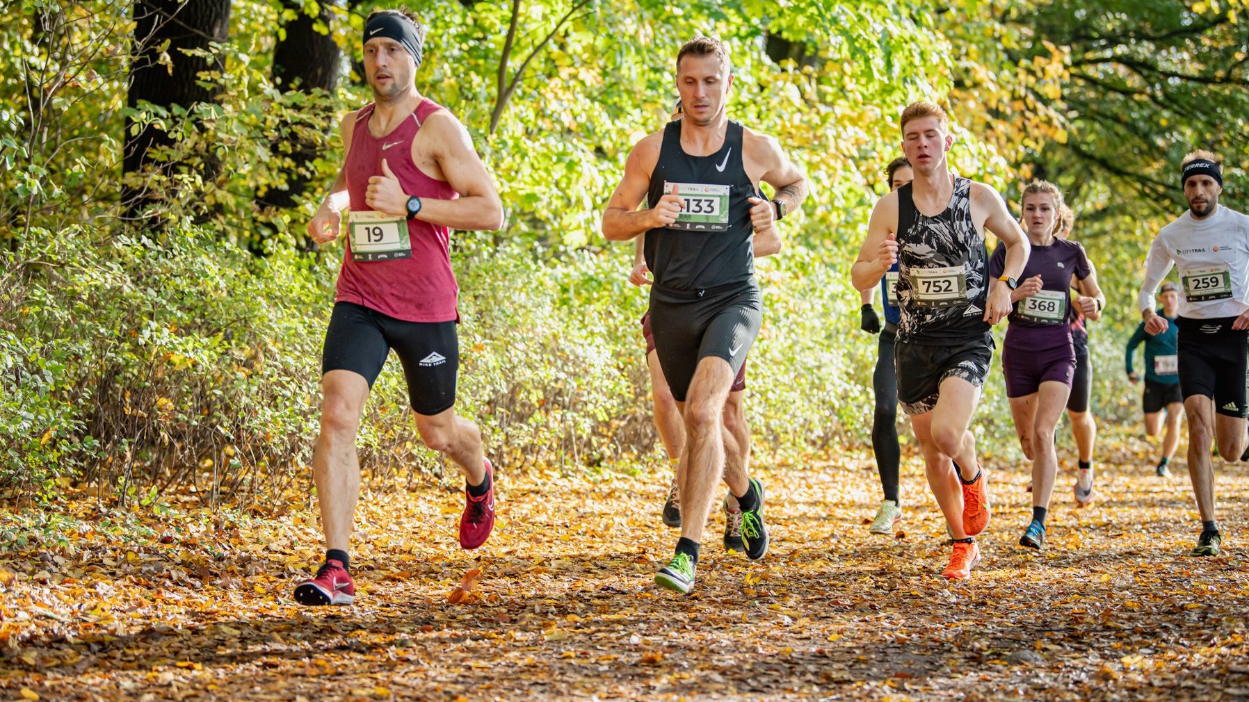 Zawodnicy podczas jesiennego biegu City Trail