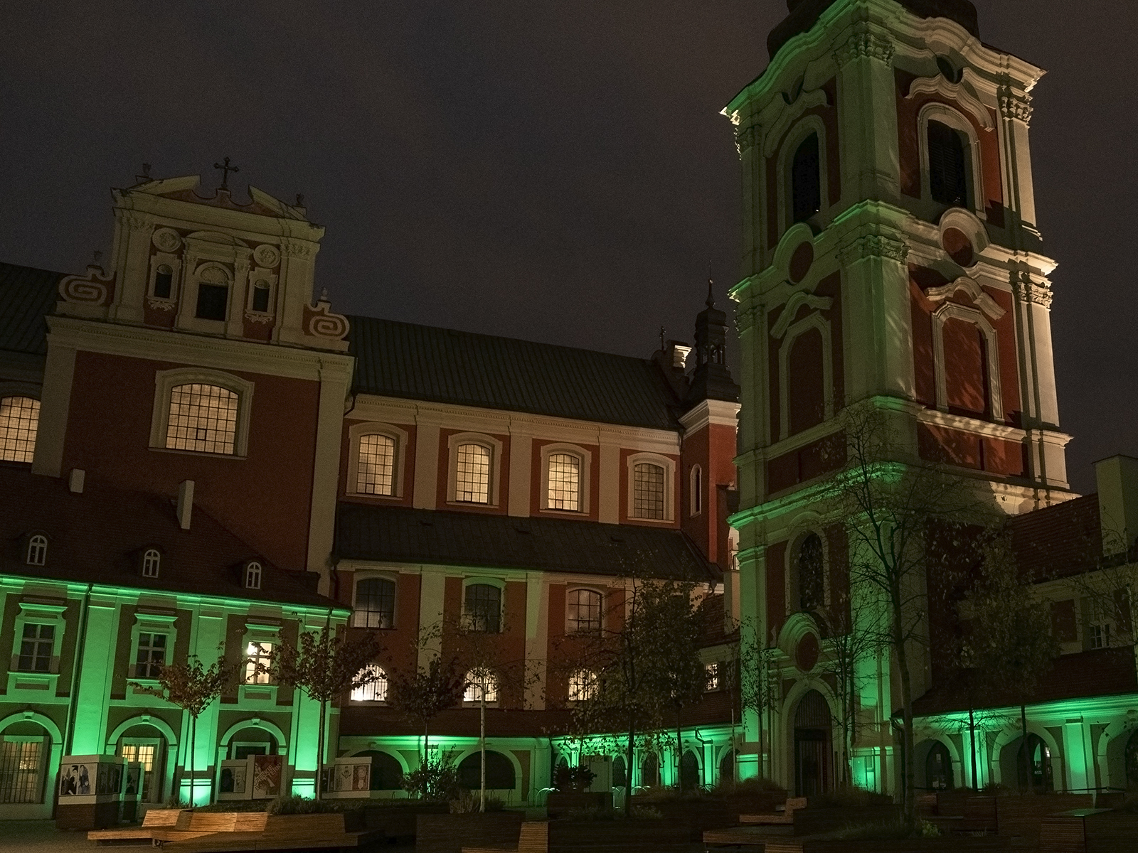 Na zdjęciu plac Koegiacki, dziedziniec podświetlony na zielono - grafika rozmowy