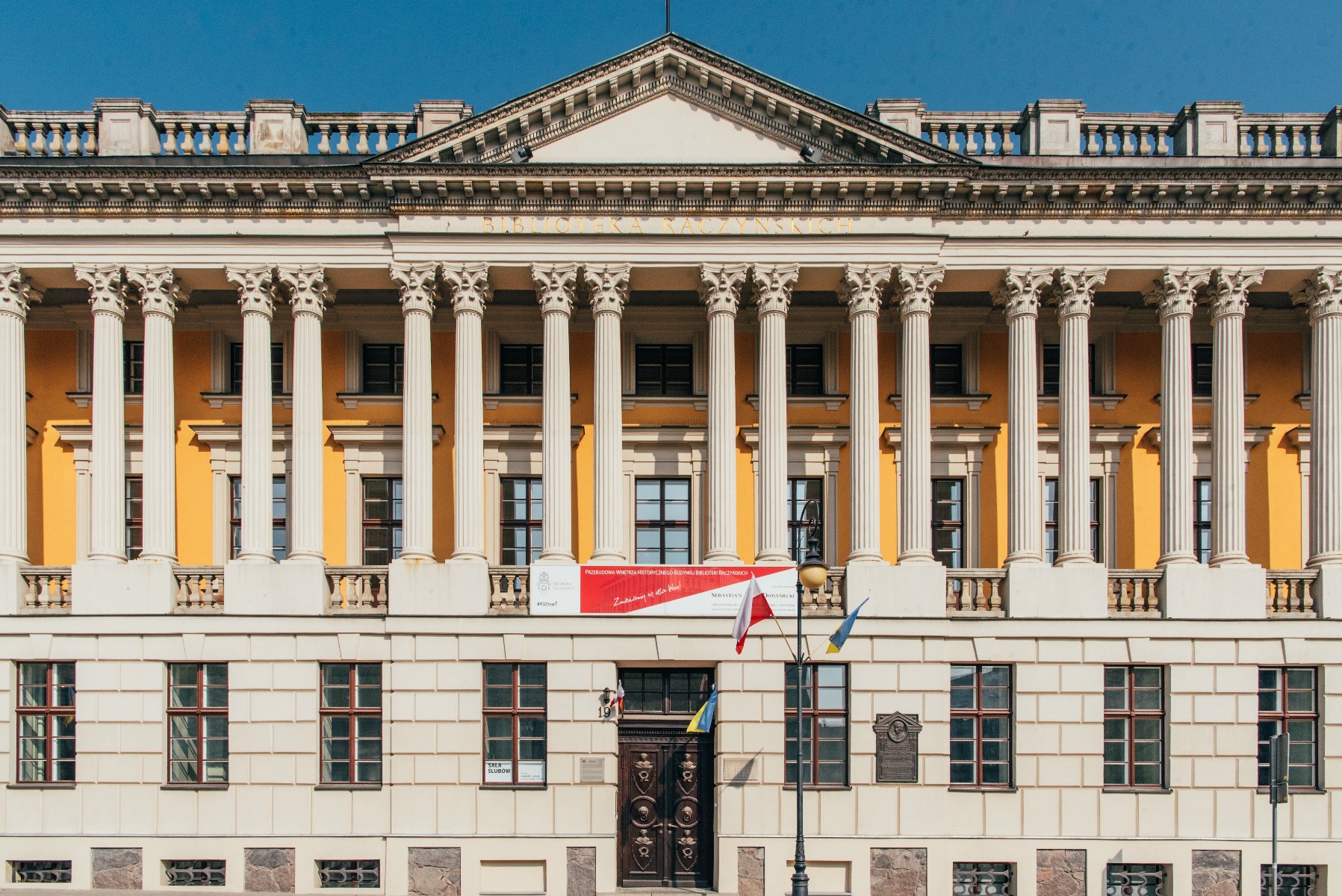 Na zdjęciu budynek Biblioteki Raczyńskich - widać fasadę - grafika rozmowy