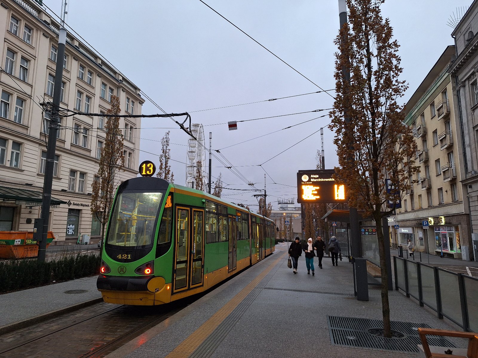 Galeria zdjęć tramwajów jadących w centrum - grafika rozmowy