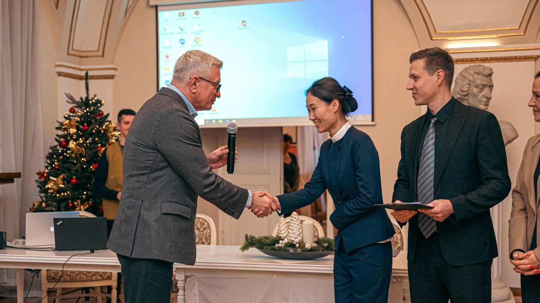 Na zdjęciu prezydent Poznania witający się z przedstawicielami fundacji