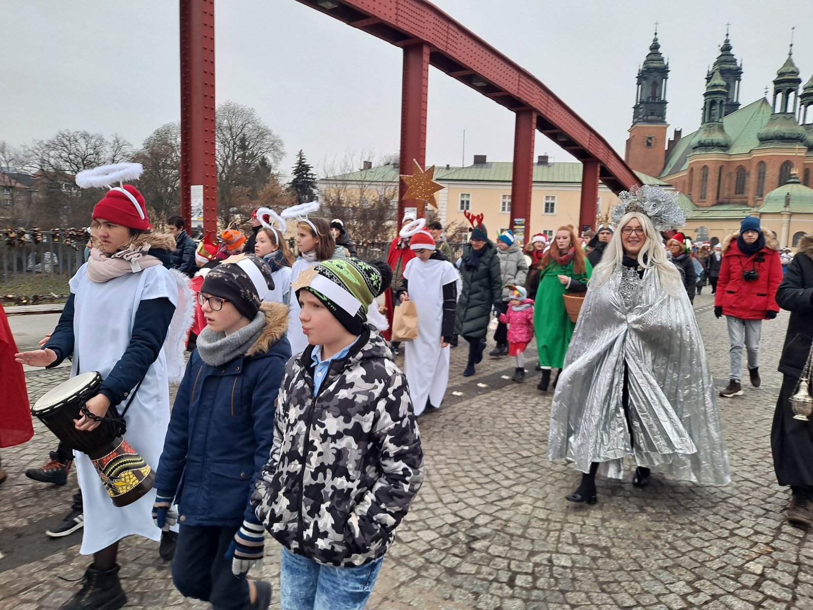 Zdjęcie przedstawia uczestników korowodu na Moście Jordana. - grafika rozmowy