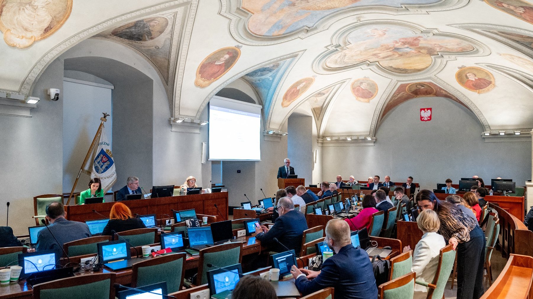 Na zdjeciu sala sesyjna, w niej radni, za mównicą prezydent Poznania