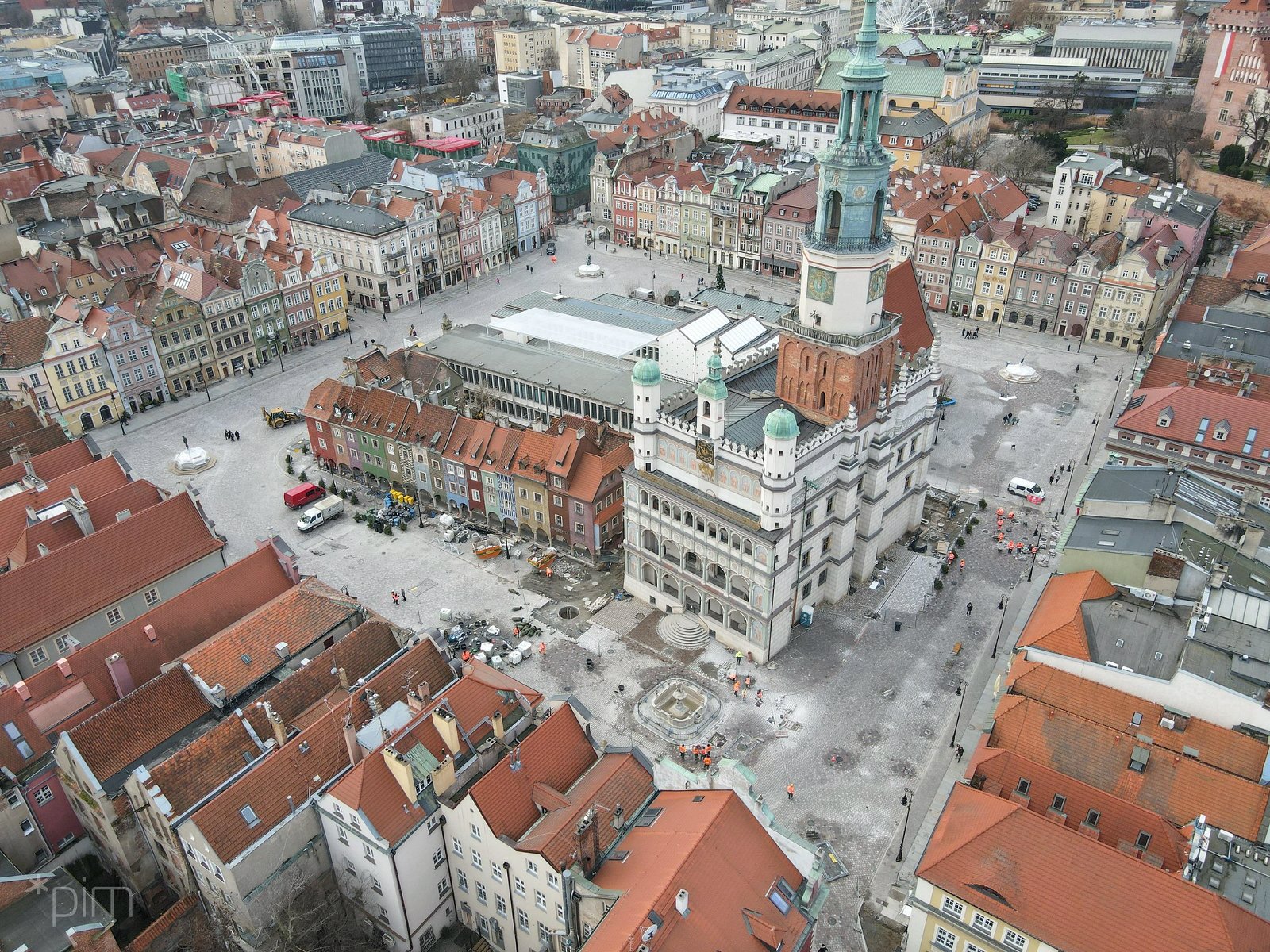 Galeria zdjęć ze Starego Rynku z nową nawierzchnią, drzewami i oświetleniem - grafika rozmowy