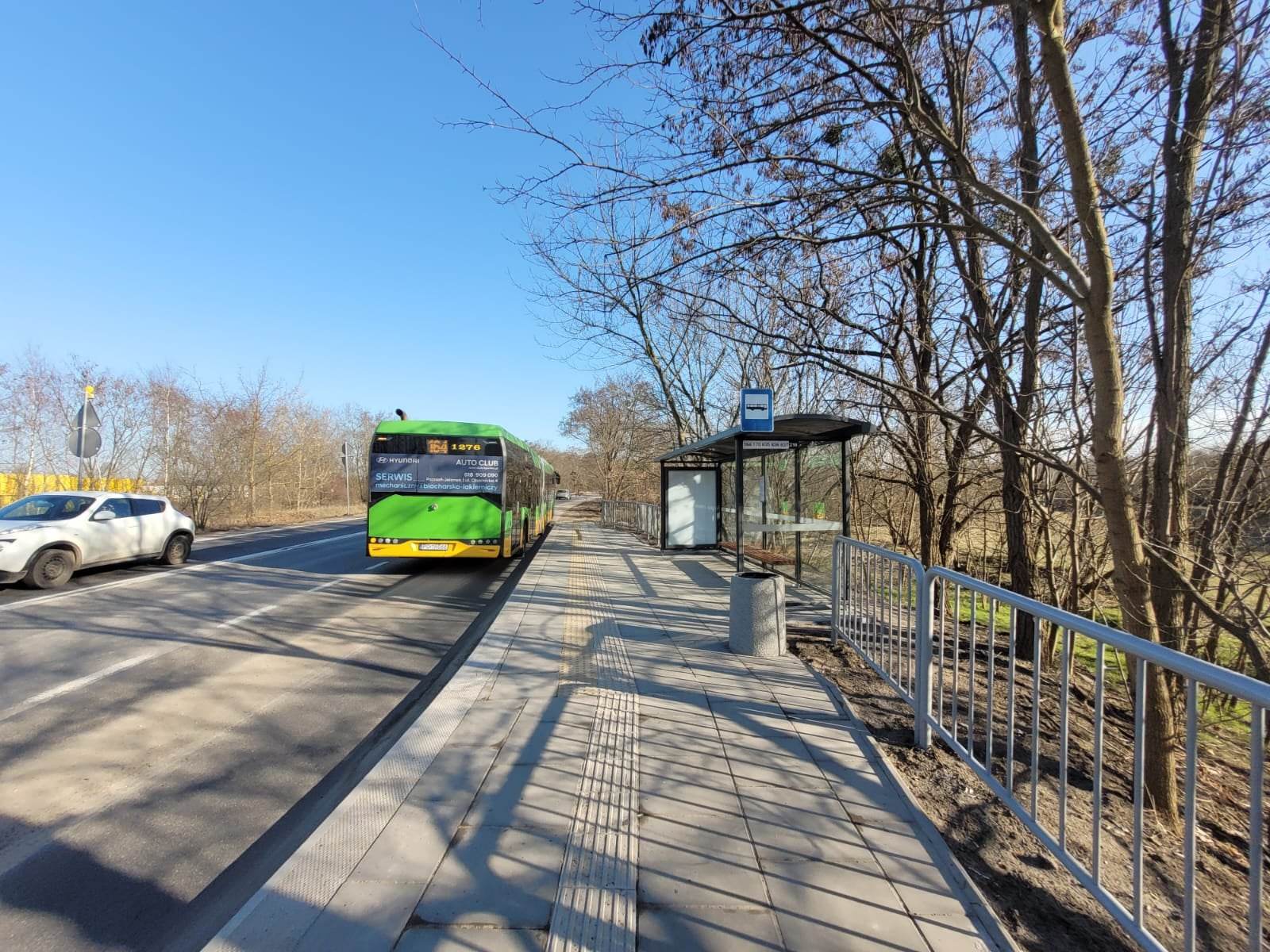 Zdjęcie przedstawia autobus na przystanku. - grafika rozmowy