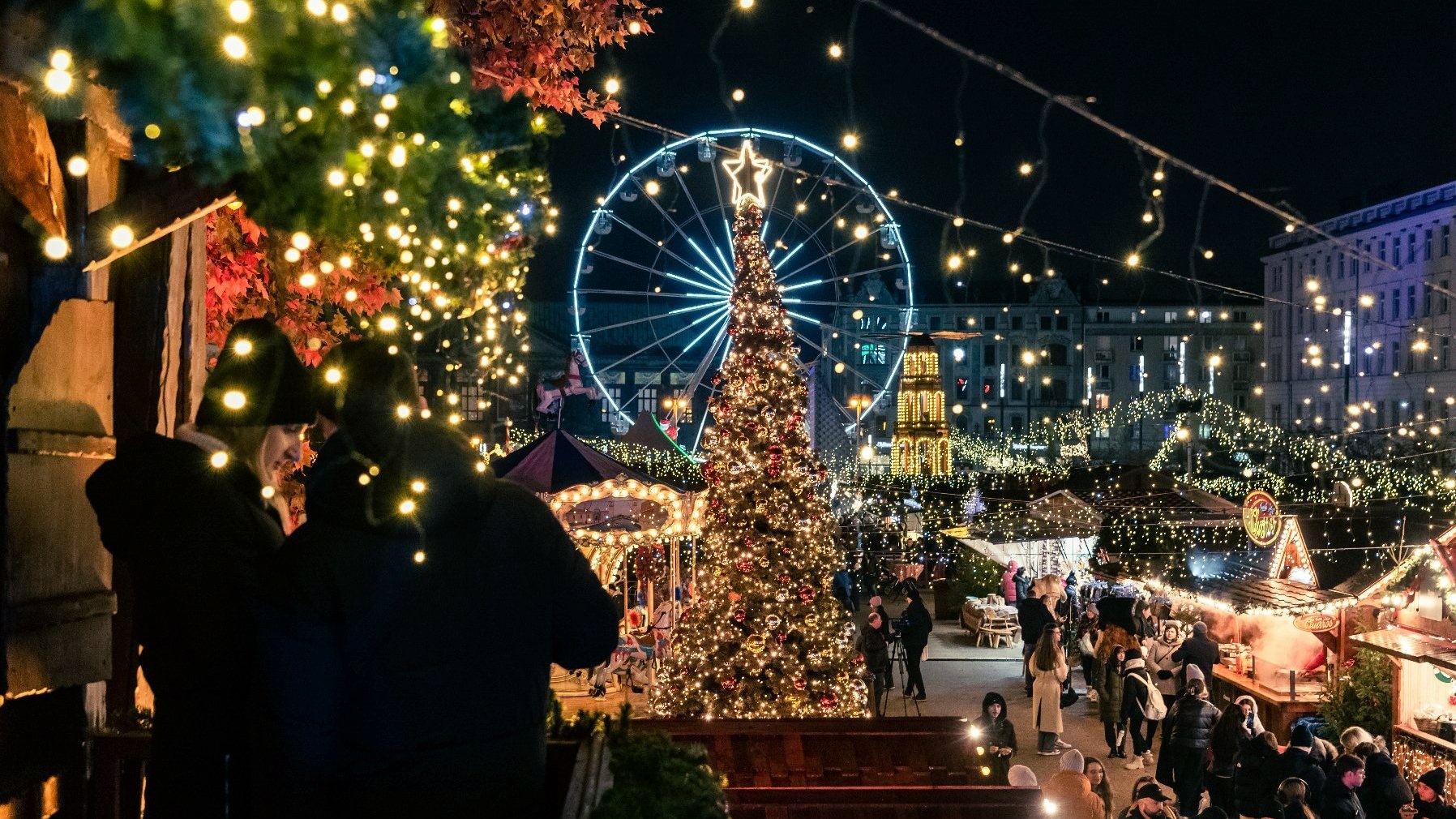 Zdjęcie jarmarku na placu Wolności - grafika rozmowy