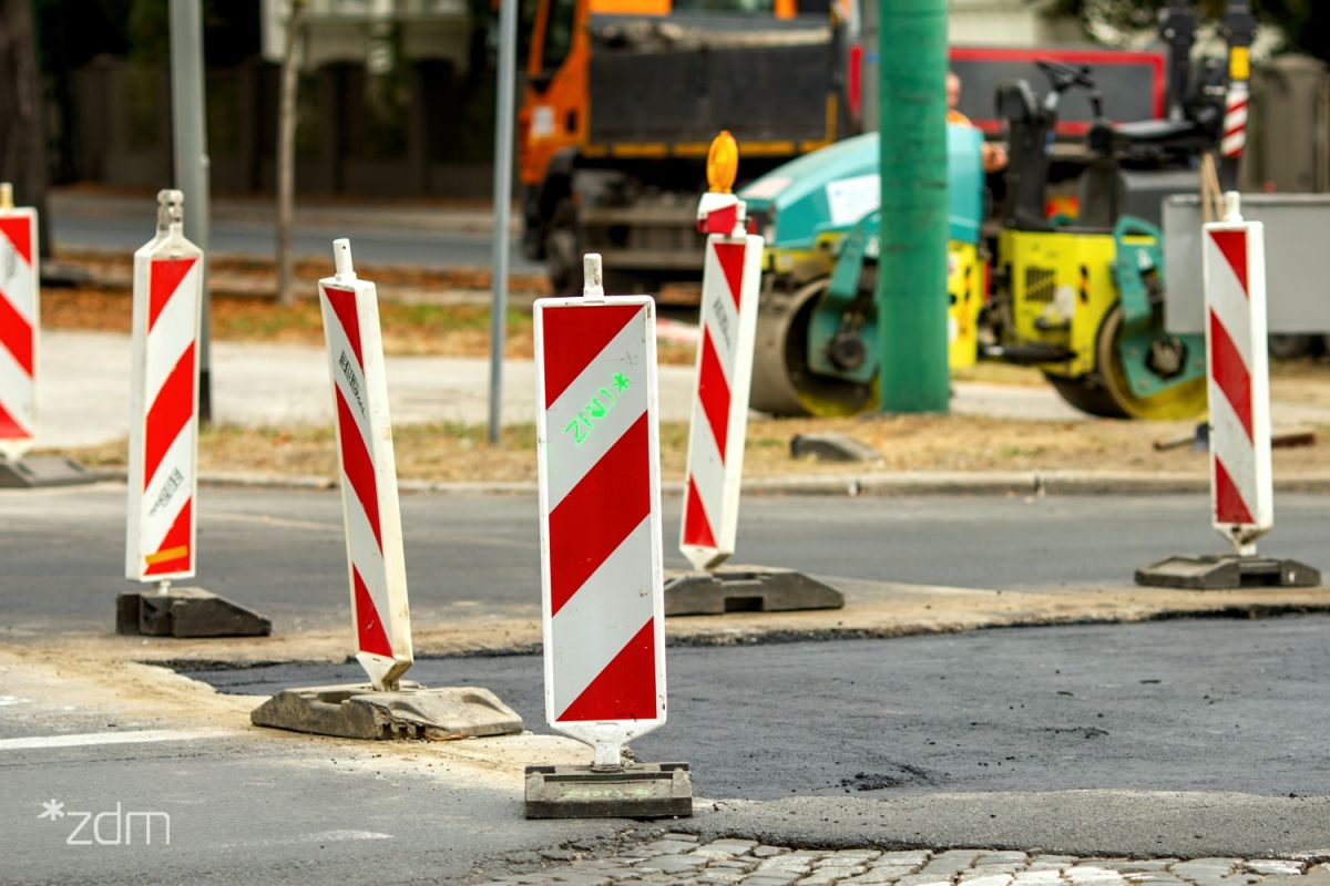 Zdjęcie ulic, na której prowadzone są prac z wygrodzeniem - grafika rozmowy