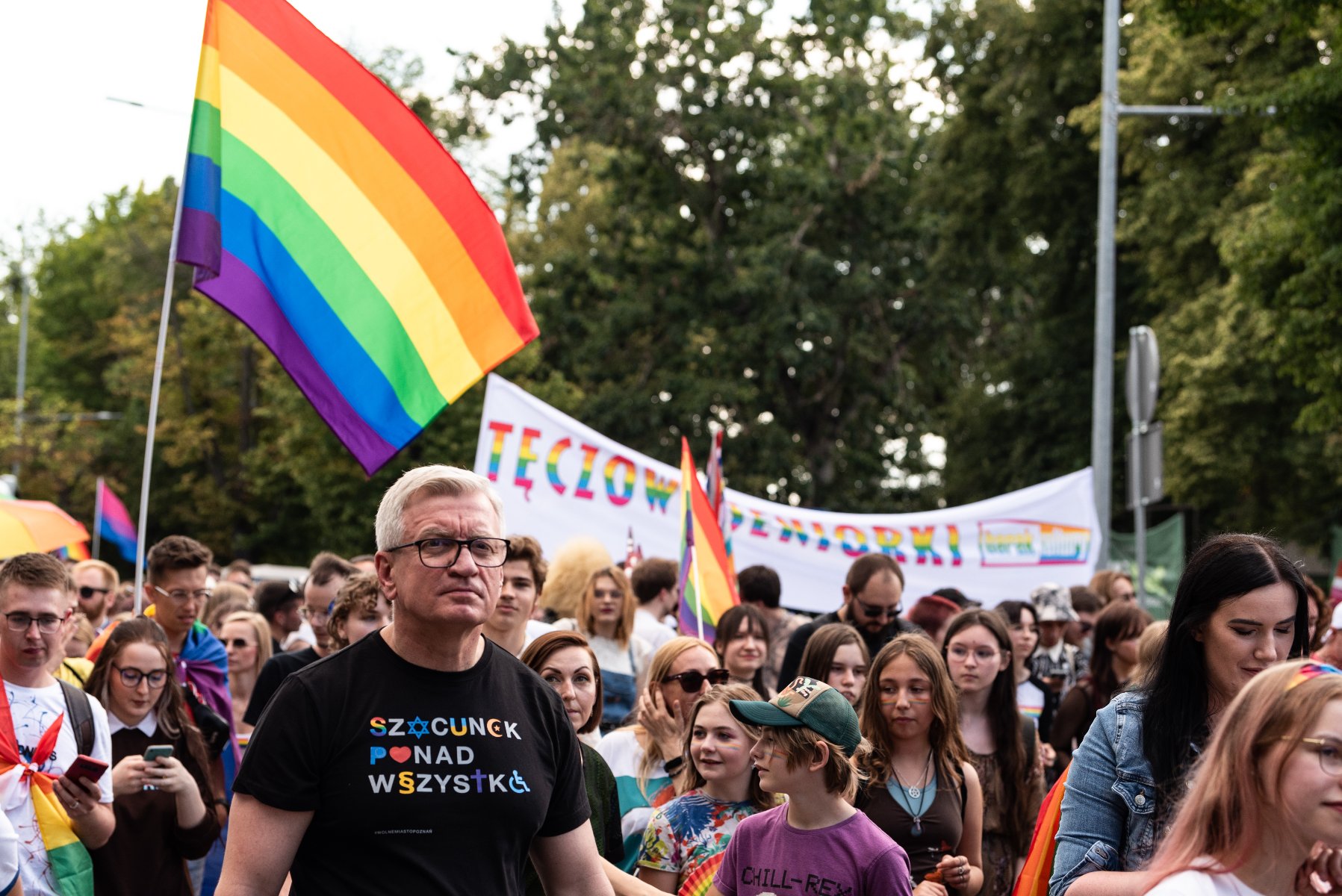 Na zdjęciu prezydent Poznania idący w Marszu Równości - grafika rozmowy