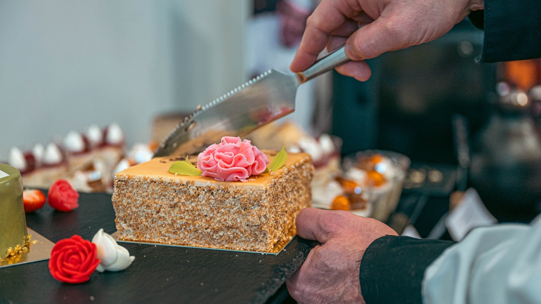 Galeria zdjęć przedstawia cukierników i torciki z napisami "Dzień Babci" i "Dzień Dziadka".