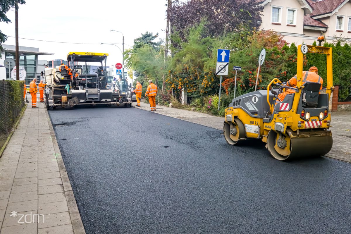 Prace przy kładzeniu nowej nawierzchni na jednej z ulic - grafika rozmowy