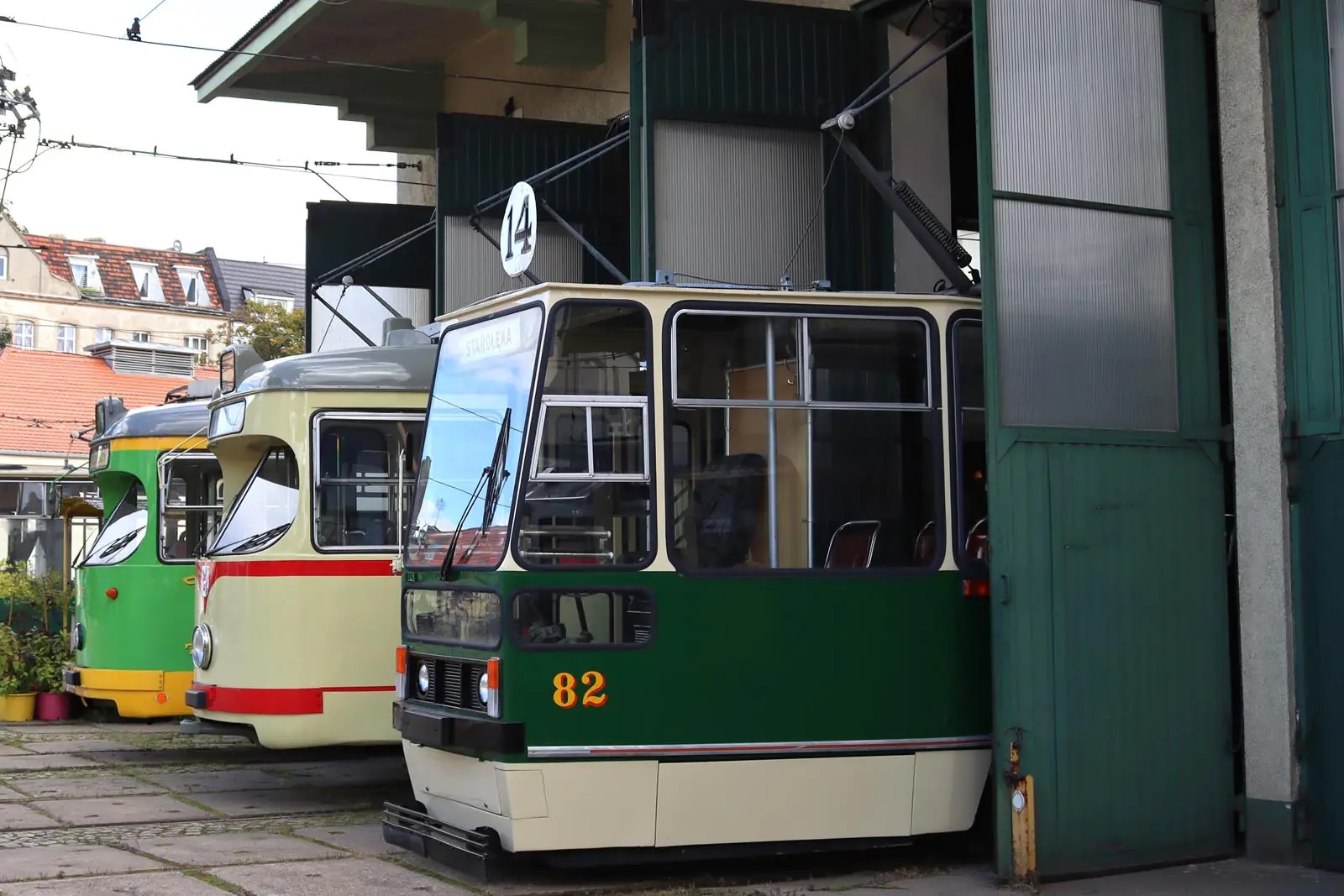 Historyczne tramwaje w zajezdni Madalina - grafika rozmowy