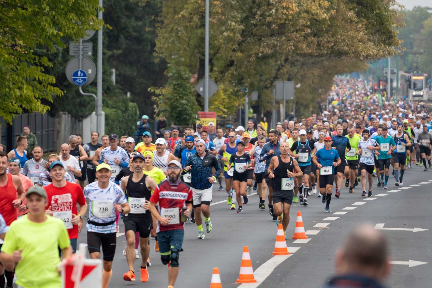 Zdjęcie przedstawia biegaczy na trasie. - grafika rozmowy