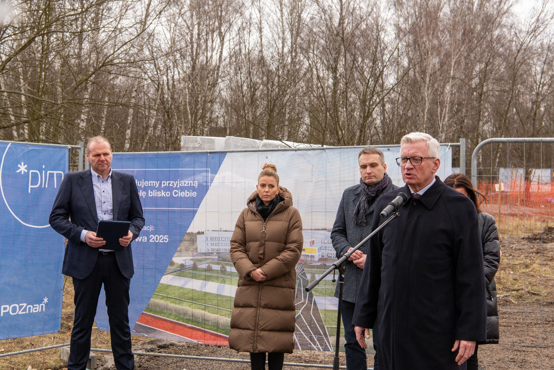 Galeria zdjęć z podpisania aktu erekcyjnego i wmurowania kapsuły czasu przy szkole na Strzeszynie - grafika rozmowy