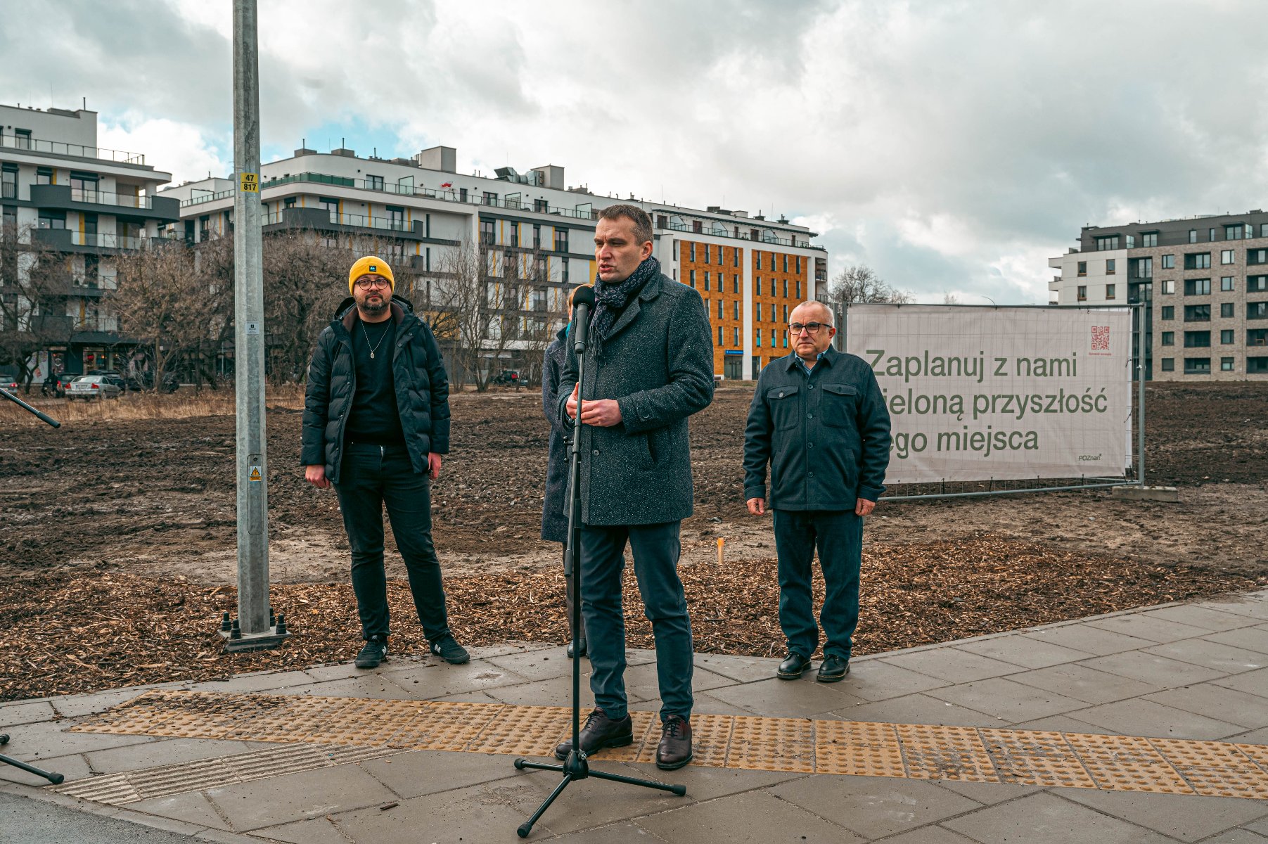 Galeria zdjęć przedstawia konferencję prasową poświęconą powstaniu parku na Łacinie. Na pierwszym planie widać grupę osób, w tle bloki i teren, na którym ma powstać park. - grafika rozmowy