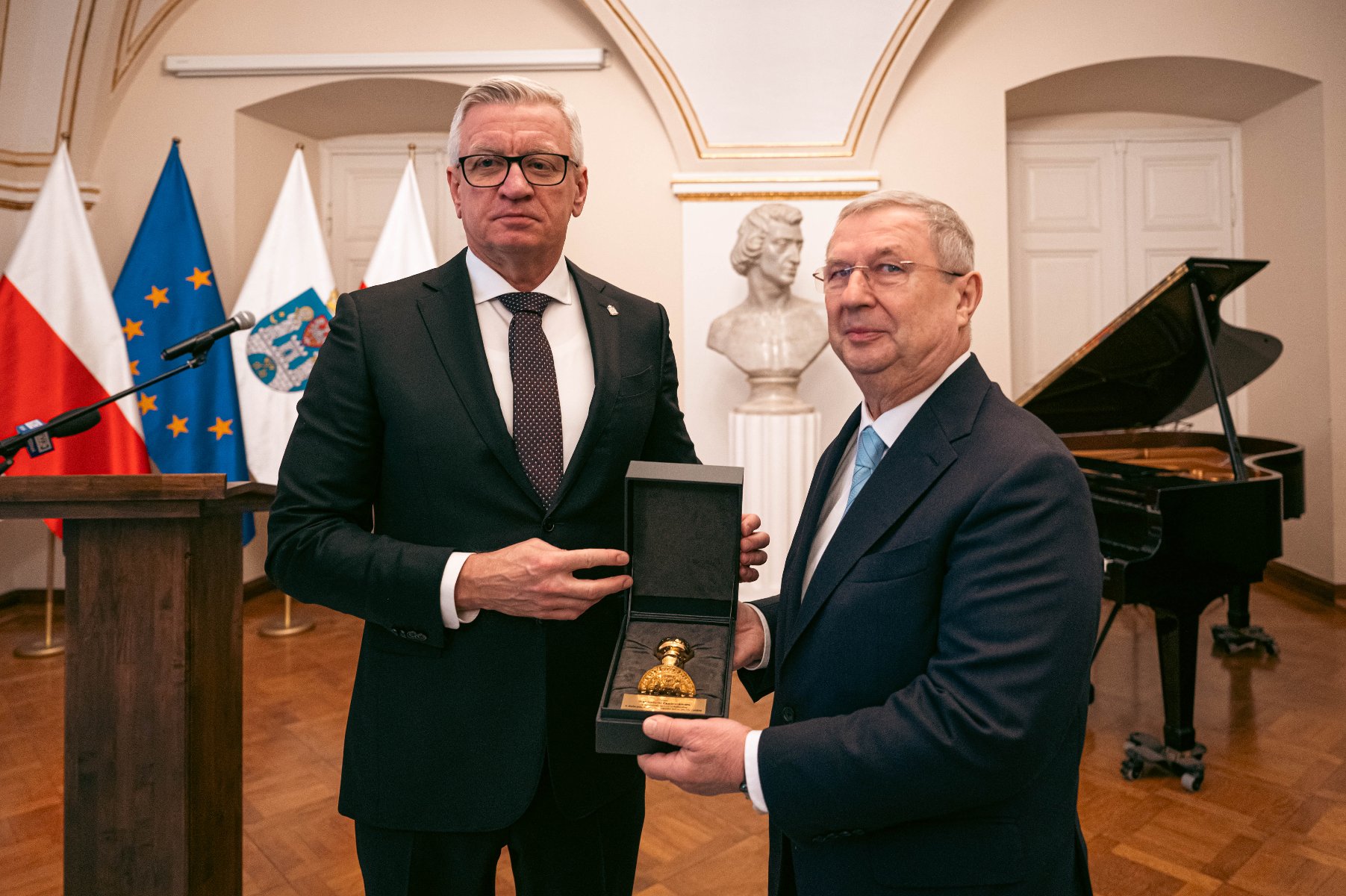 Na zdjęciu prezydent Poznania razem z laureatem, obaj trzymają w rękach Złotą Pieczęć - grafika rozmowy