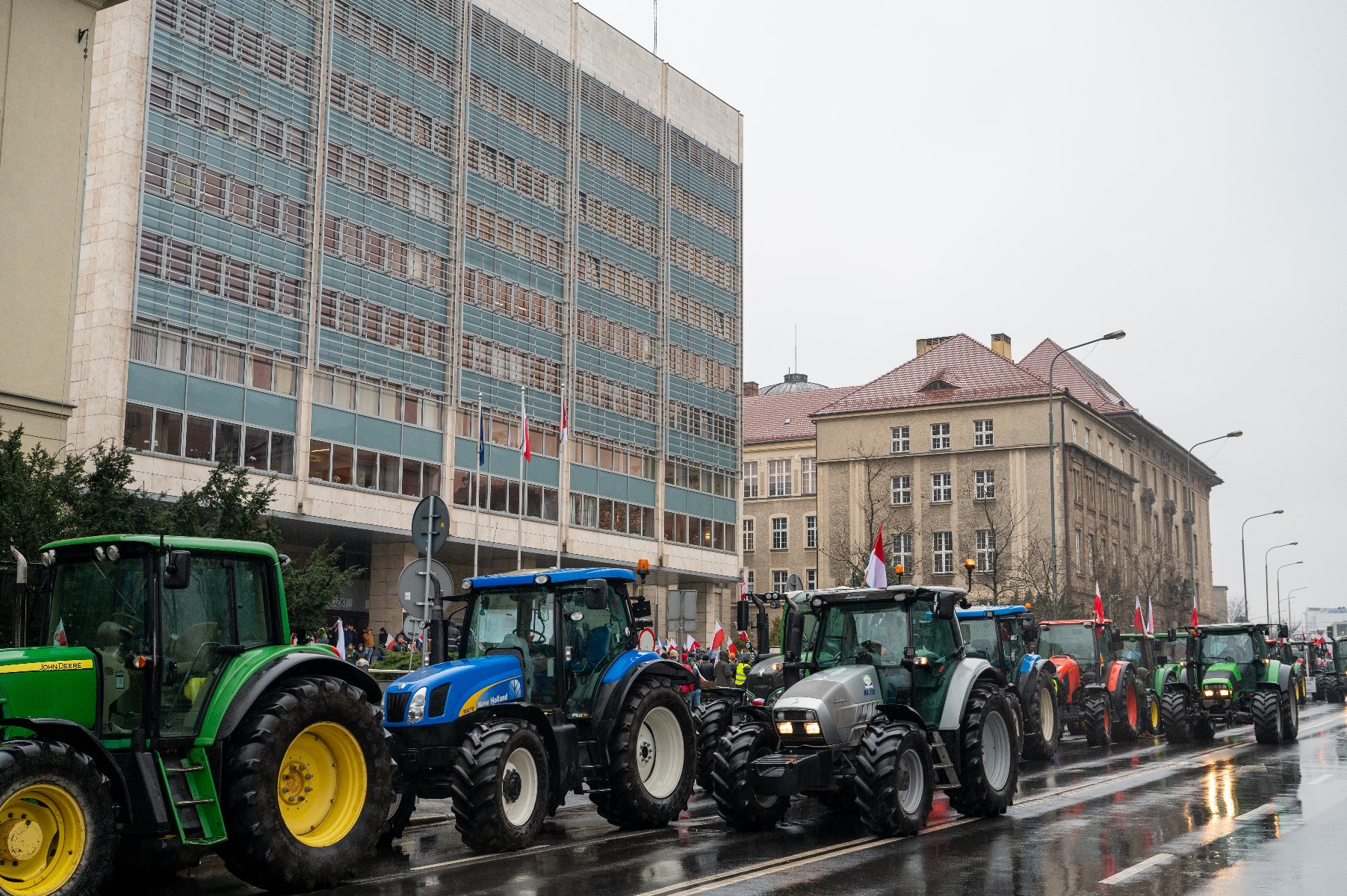 Galeria zdjęć z protestu rolników w centrum Poznania - grafika rozmowy