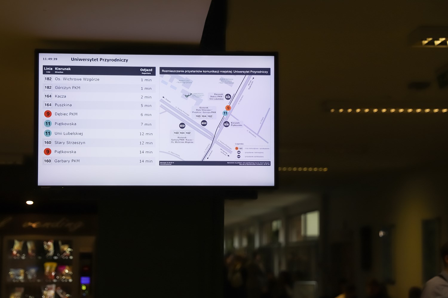 Tablica multimedialna, na której wyświetlane są informacje o odjazdach tramwajów i autobusów z najbliższych przystanków - grafika rozmowy