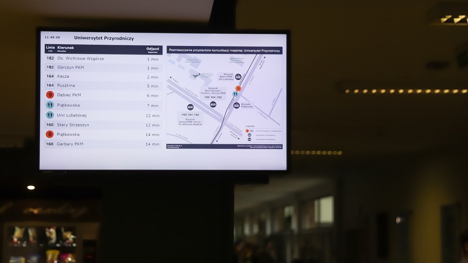 Tablica multimedialna, na której wyświetlane są informacje o odjazdach tramwajów i autobusów z najbliższych przystanków