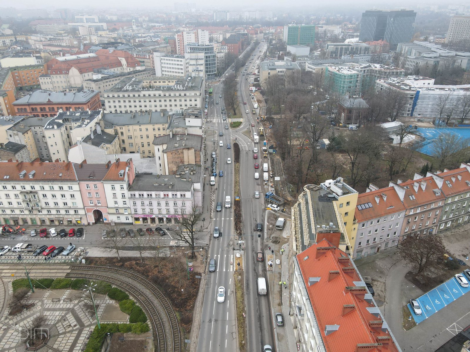 Na zdjęciu teren budowy drogi rowerowej widziany z lotu ptaka - grafika rozmowy