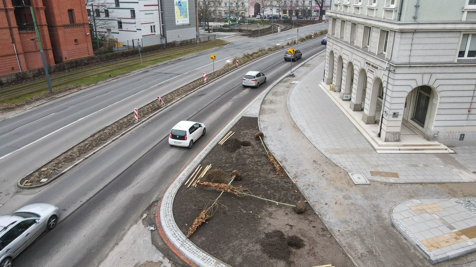 Na zdjęciu budowa drogi rowerowej widziana z lotu ptaka