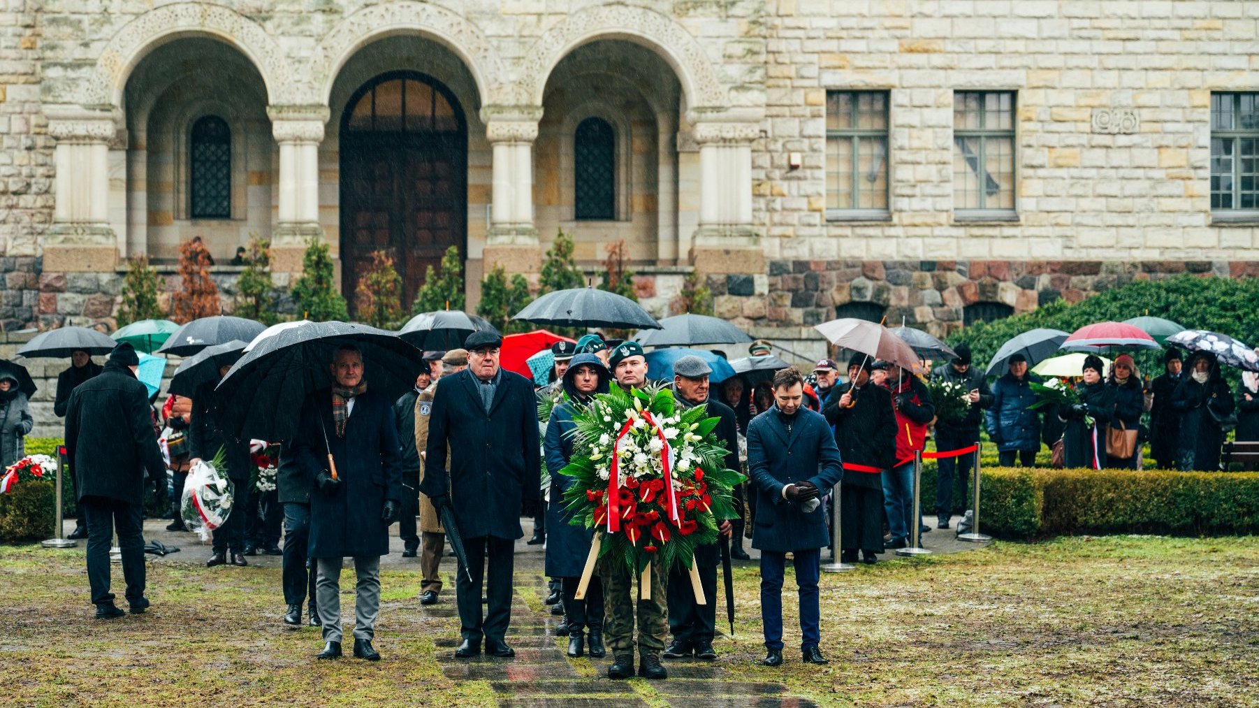 Na zdjęciu delegacja składająca wiązankę