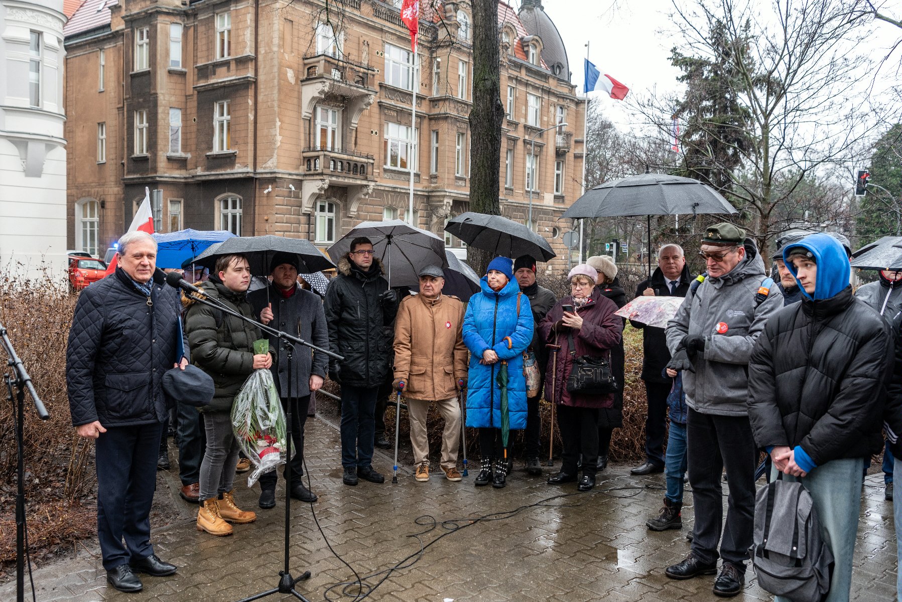 Galeria zdjęć przedstawia uroczystości z okazji 105. rocznicy podpisania rozejmu w Trewirze. Na fotografiach widać, m.in. uczestników obchodów i poczty sztandarowe. - grafika rozmowy