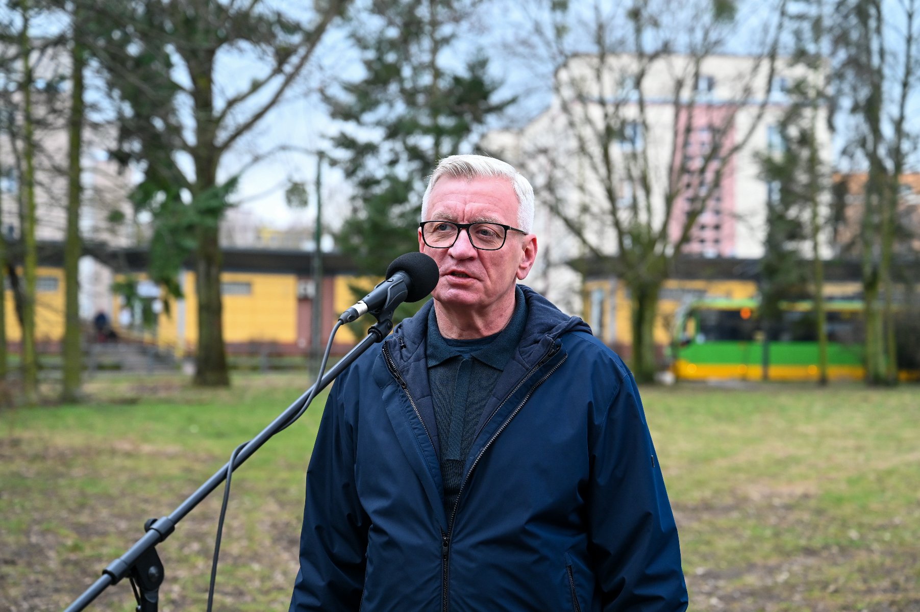 Na zdjeciu prezydent Poznania przy mikrofonie, na pętli Ogrody - grafika rozmowy