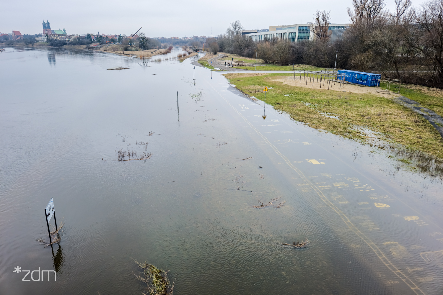 Zdjęcie przedstawia zalaną wodą Wartostradę. - grafika rozmowy