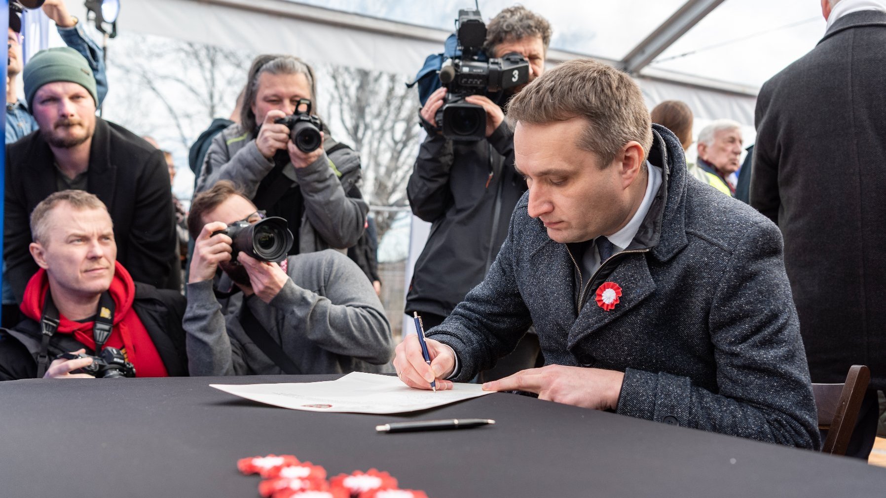 Na zdjęciu zastępca prezydenta Poznania, podpisujący dokument