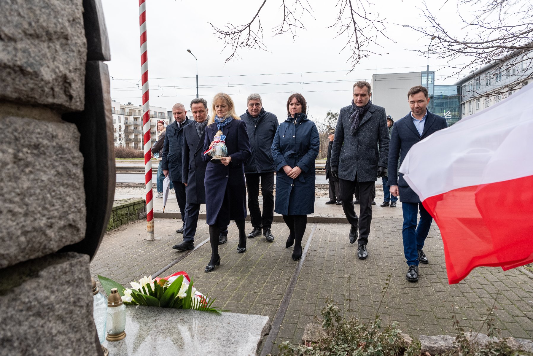 Galeria zdjęć przedstawia uroczyste złożenie kwiatów pod pomnikiem upamiętanijącym Akcję Bollwerk. - grafika rozmowy