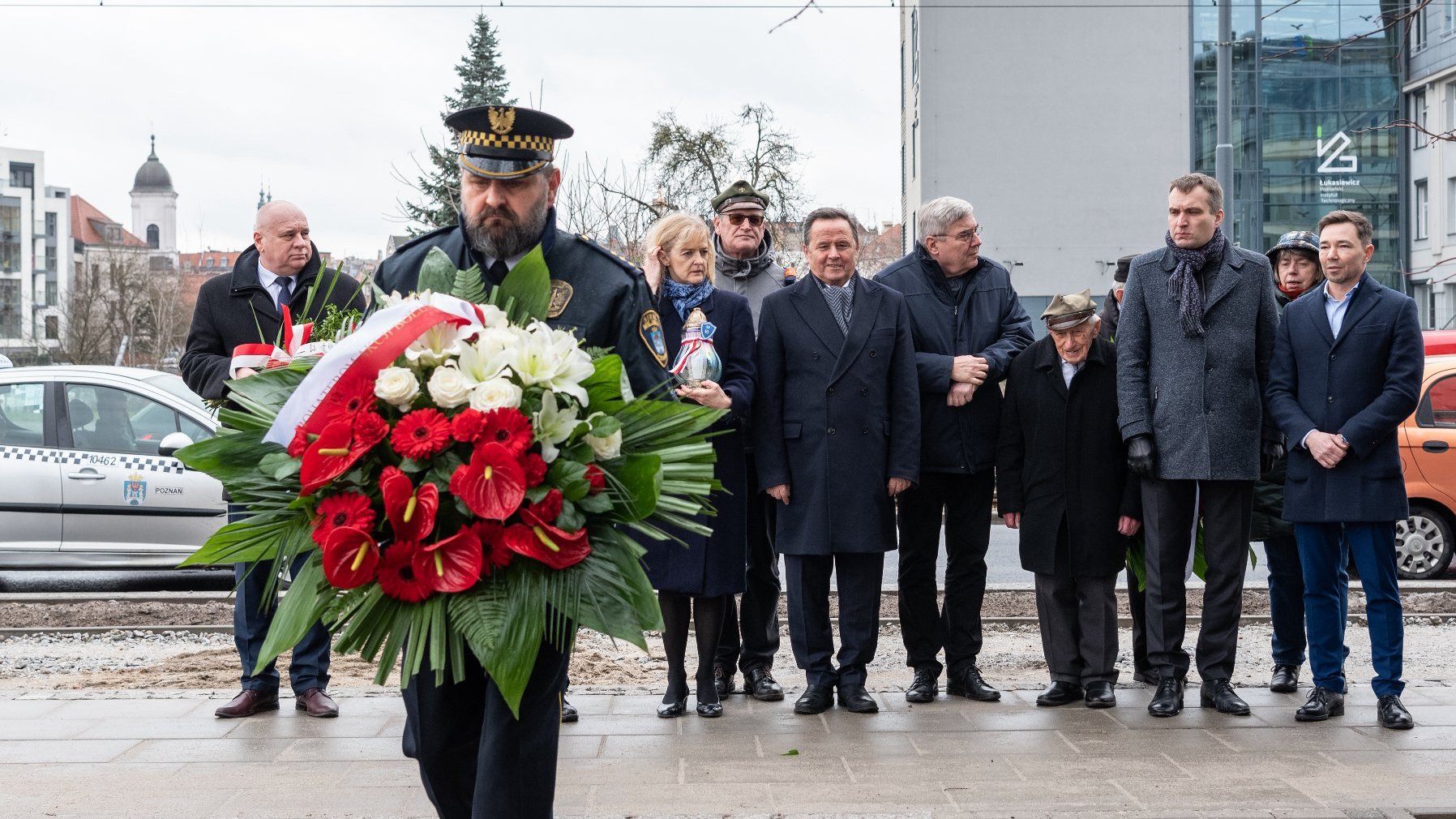 Galeria zdjęć przedstawia uroczyste złożenie kwiatów pod pomnikiem upamiętanijącym Akcję Bollwerk.