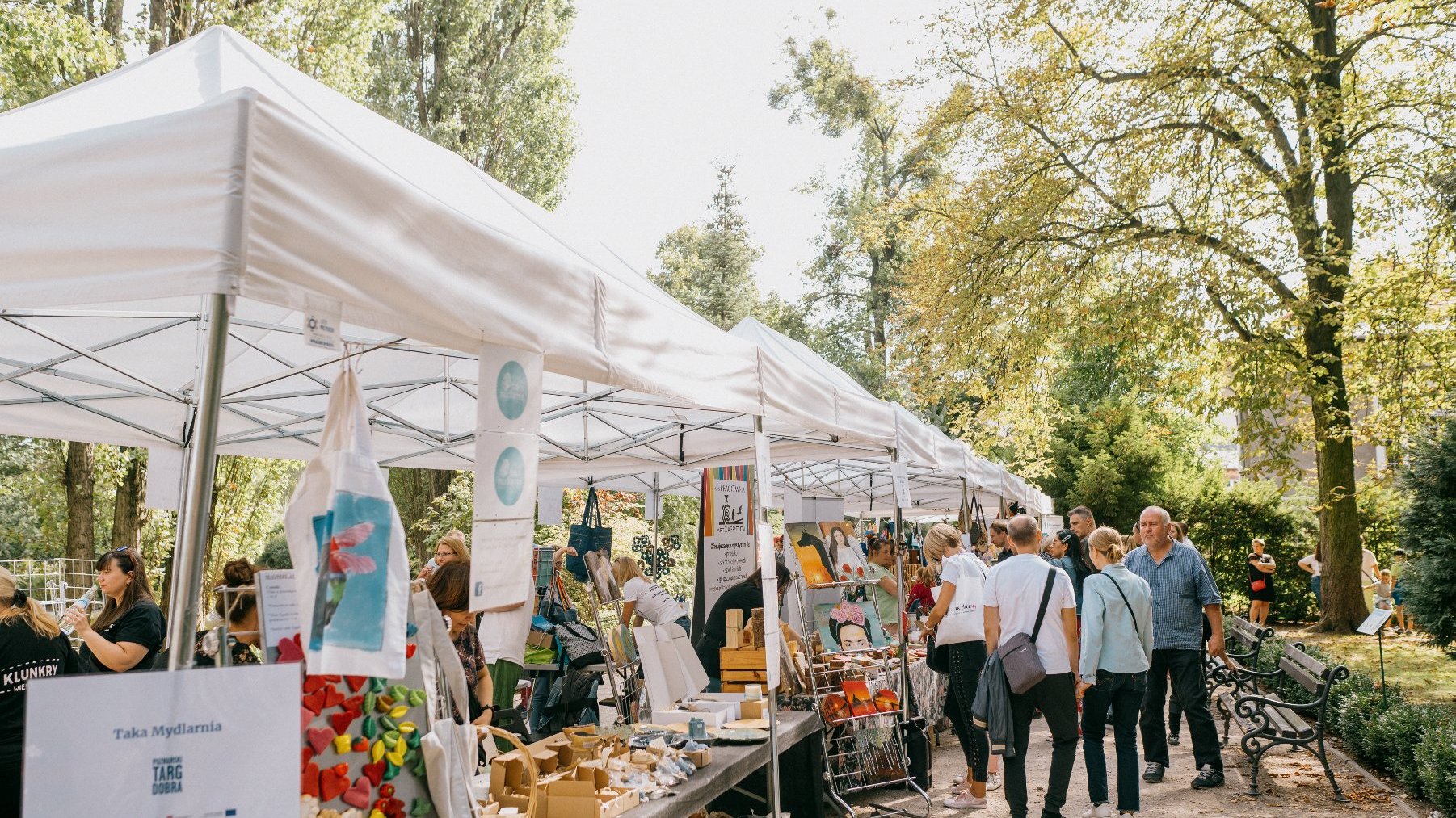 Wiele działających w Poznaniu organizacji pożytku publicznego można spotkać co roku podczas Poznańskiego Targu Dobra. - grafika rozmowy