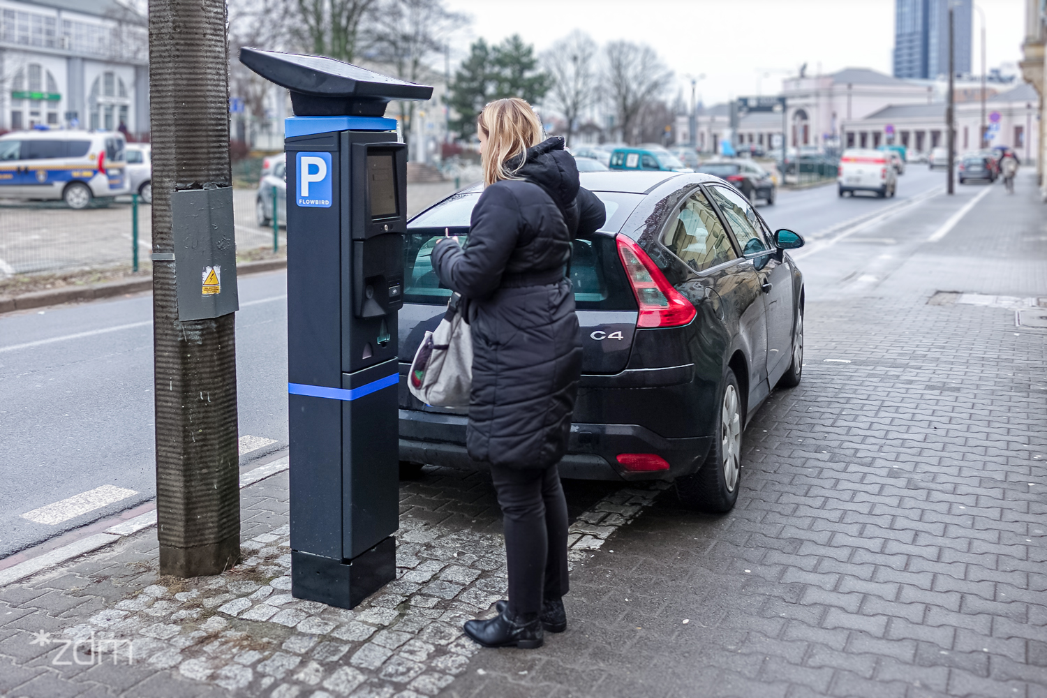 Nowoczesny parkomat, który w zeszłym roku stał przy Dworcu Zachodnim - grafika rozmowy