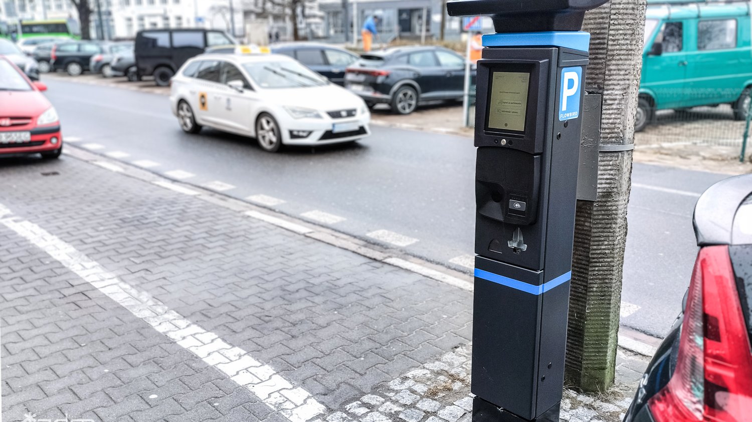 Nowoczesny parkomat, który w zeszłym roku stał przy Dworcu Zachodnim