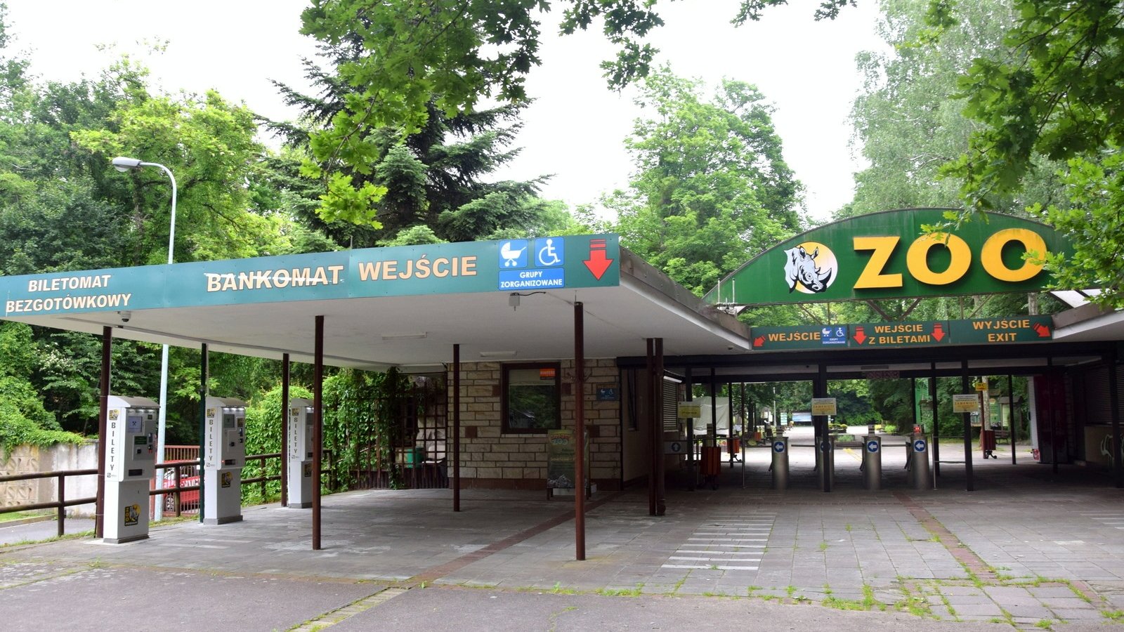 Na zdjęciu wejście do poznańskiego zoo - grafika rozmowy