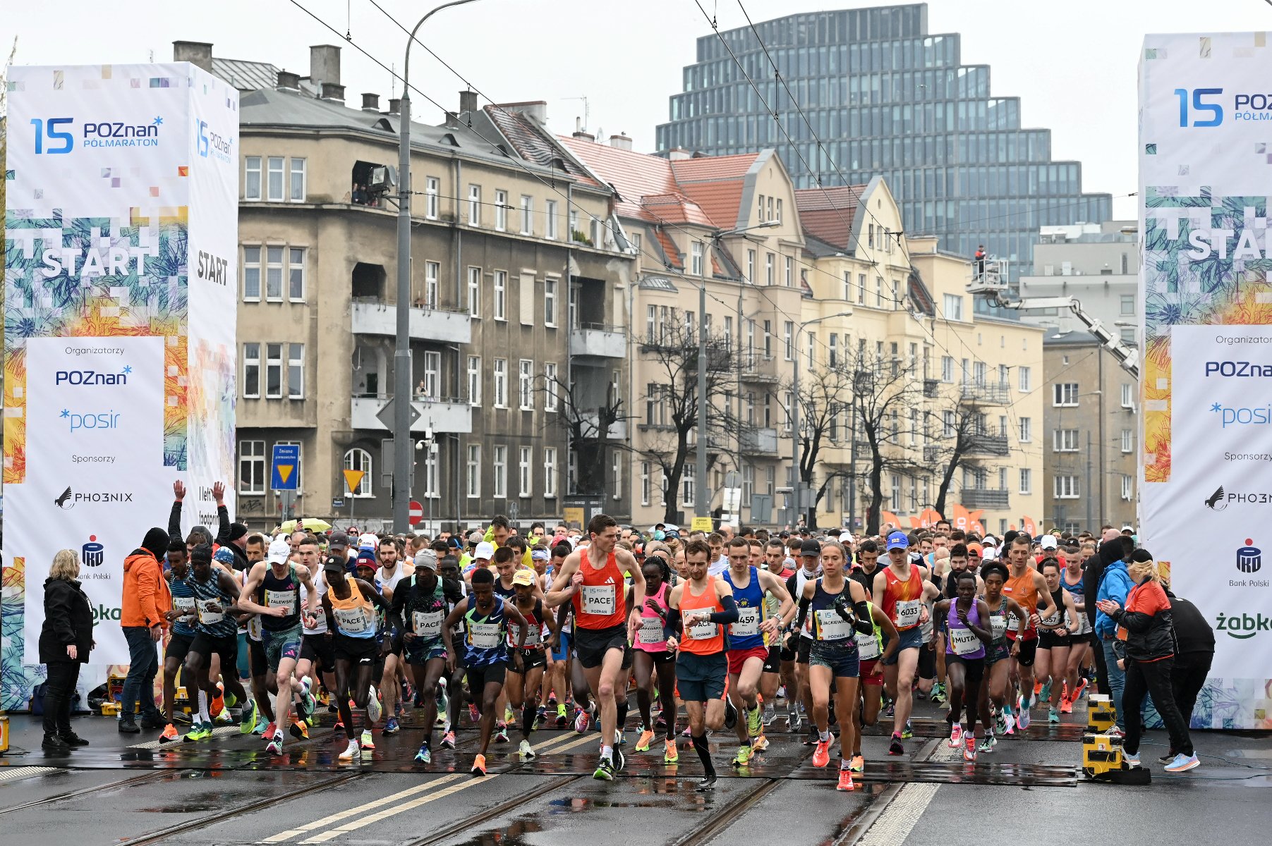 Zdjęcie przedstawia biegaczy. - grafika rozmowy