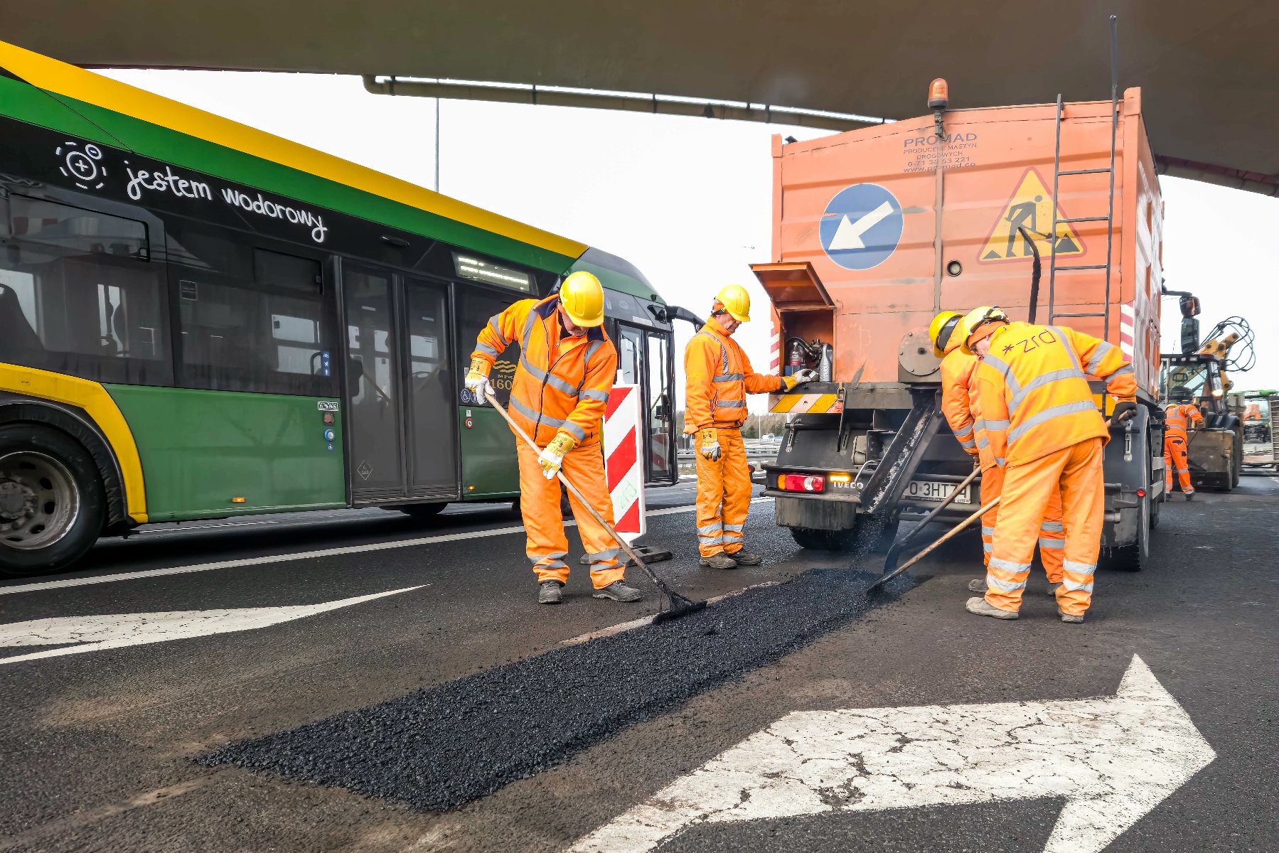 Galeria zdjęć z prac związanych z remontami ubytków w ulicach - grafika rozmowy