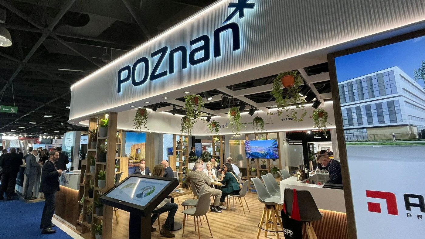 Galeria zdjęć przedstawia stoisko Miasta Poznania na targach MIPIM.