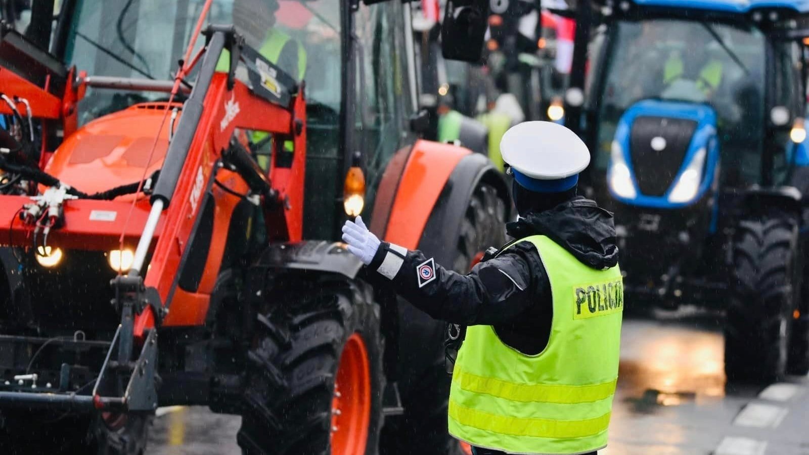 Policjanta kierująca ruchem podczas protestów rolników - grafika rozmowy