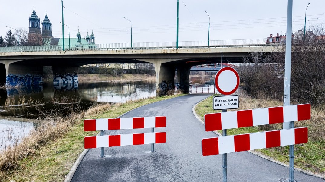 Zdjęcie przedstawia wartostradę i stojące na niej barierki.