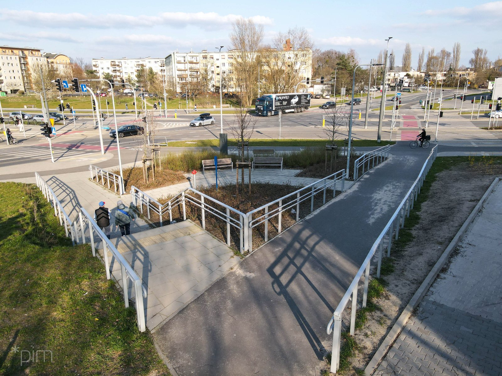 Na zdjęciu widać podjazd dla wózków. W tle jezdnia i poruszające się po niej samochody. - grafika rozmowy