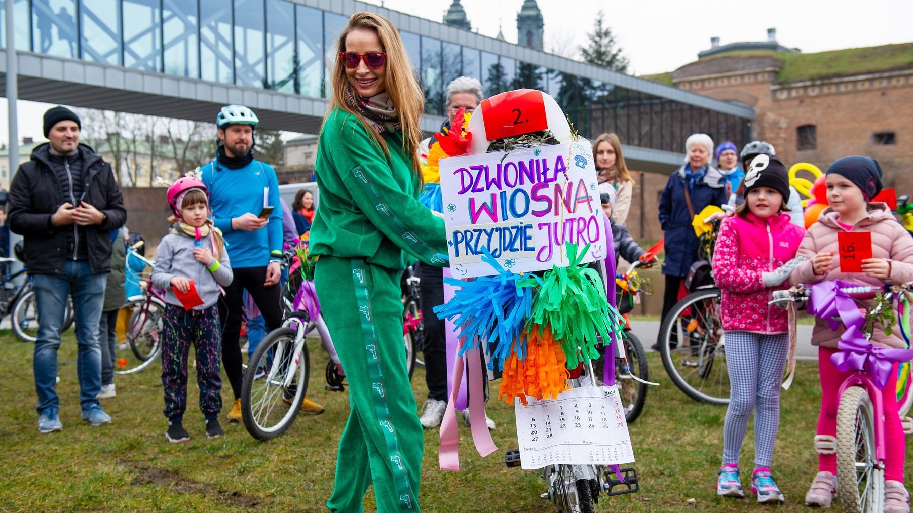 Rowerzyści w kolorowych przebraniach przy Bramie Poznania