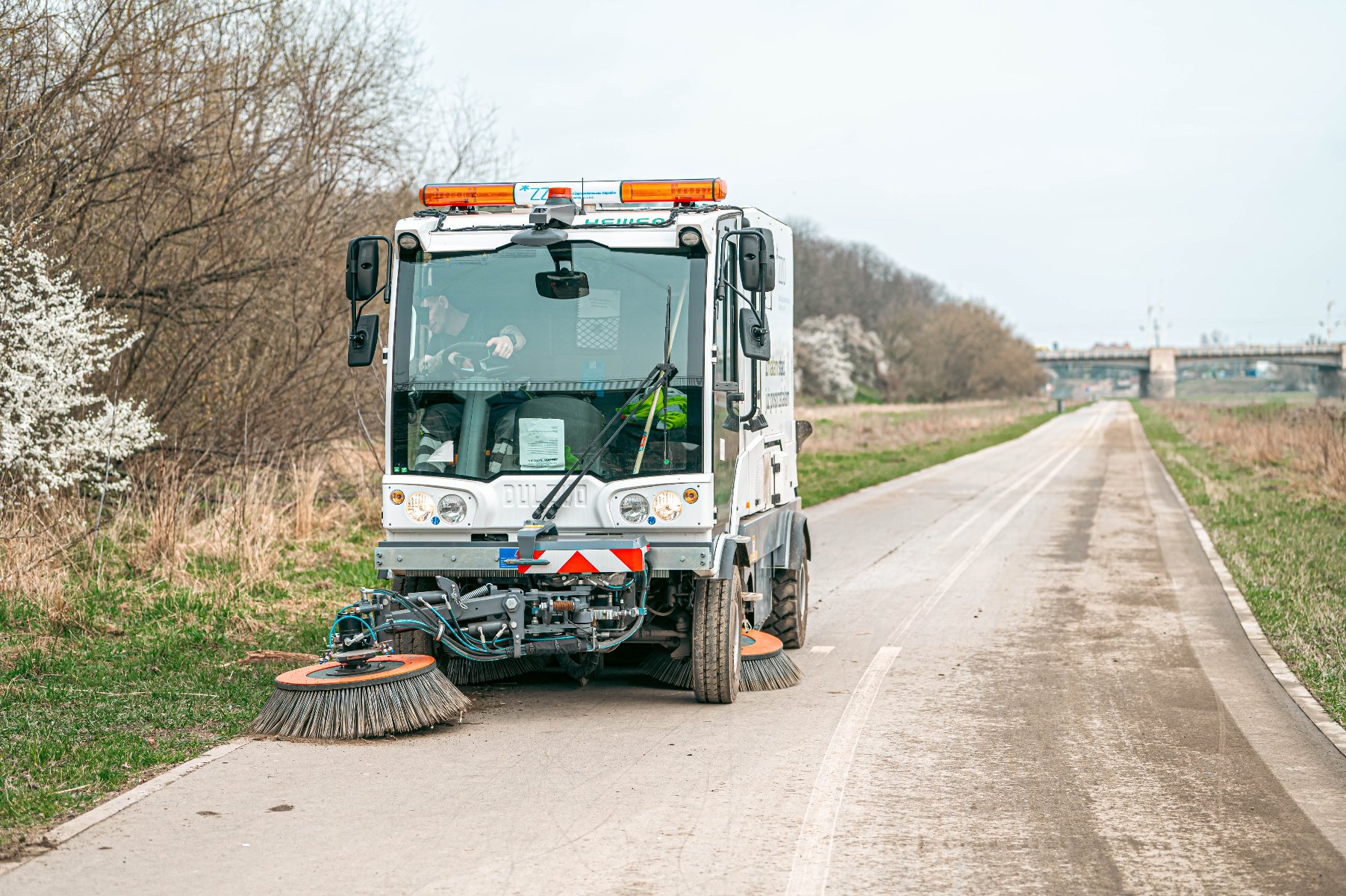 Zdjęcie przedstawia samochód sprzątający na Wartostradzie. - grafika rozmowy