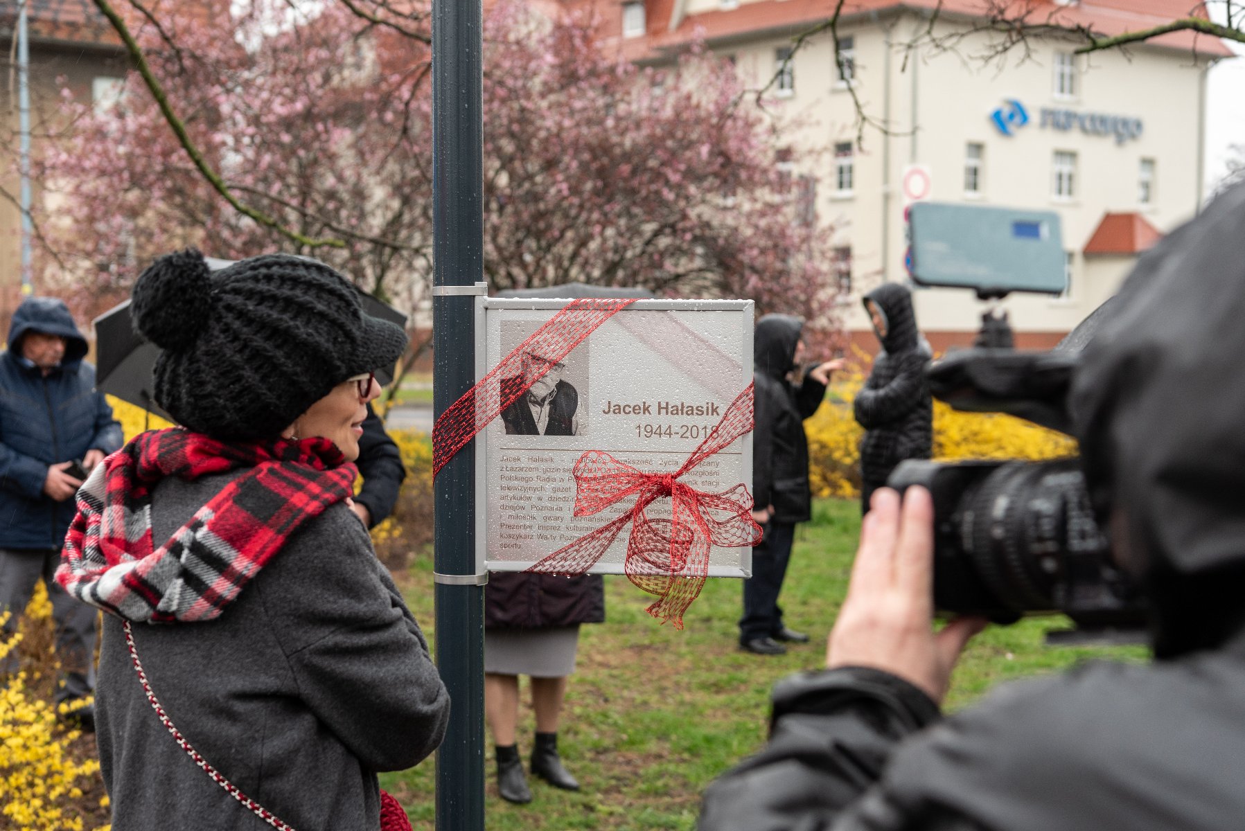 Galeria zdjęć przedstawia fotorelację z otwarcoia skweru im. Jacka Hałasika. - grafika rozmowy