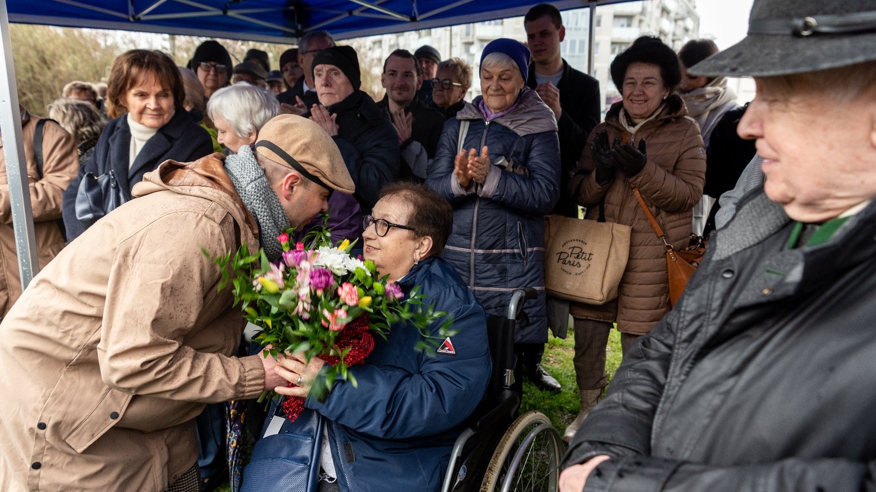 Galeria zdjęć przedstawia fotorelację z otwarcoia skweru im. Jacka Hałasika.