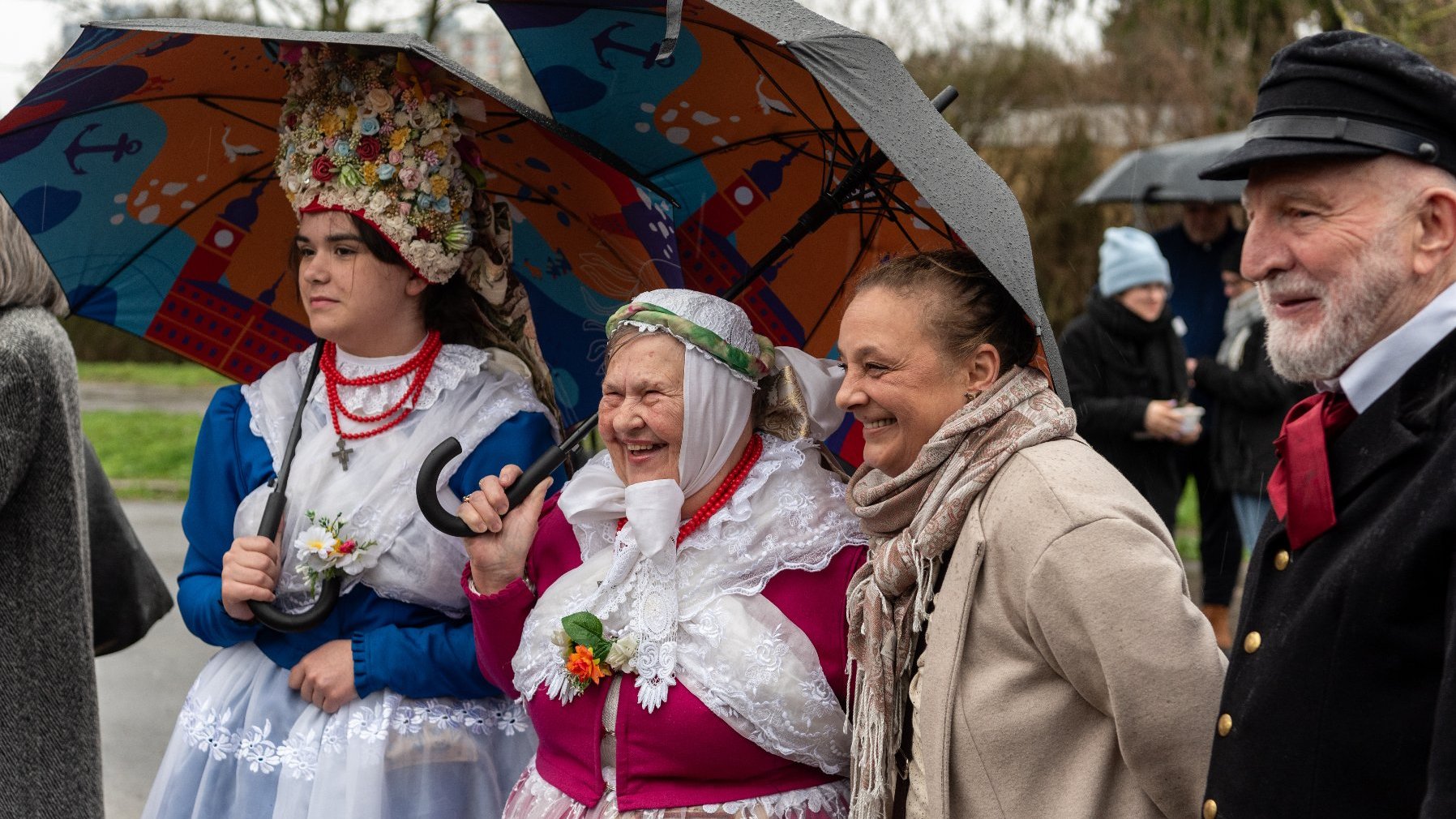 Galeria zdjęć przedstawia fotorelację z otwarcoia skweru im. Jacka Hałasika.