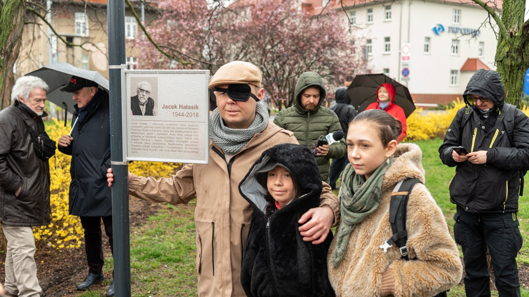 Galeria zdjęć przedstawia fotorelację z otwarcoia skweru im. Jacka Hałasika.