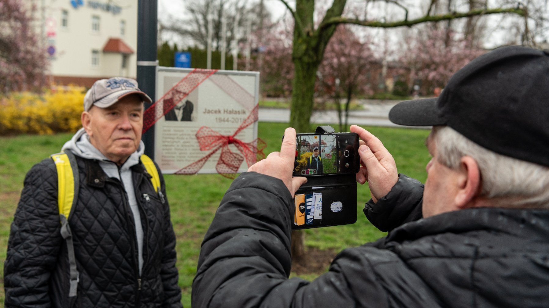 Galeria zdjęć przedstawia fotorelację z otwarcoia skweru im. Jacka Hałasika.