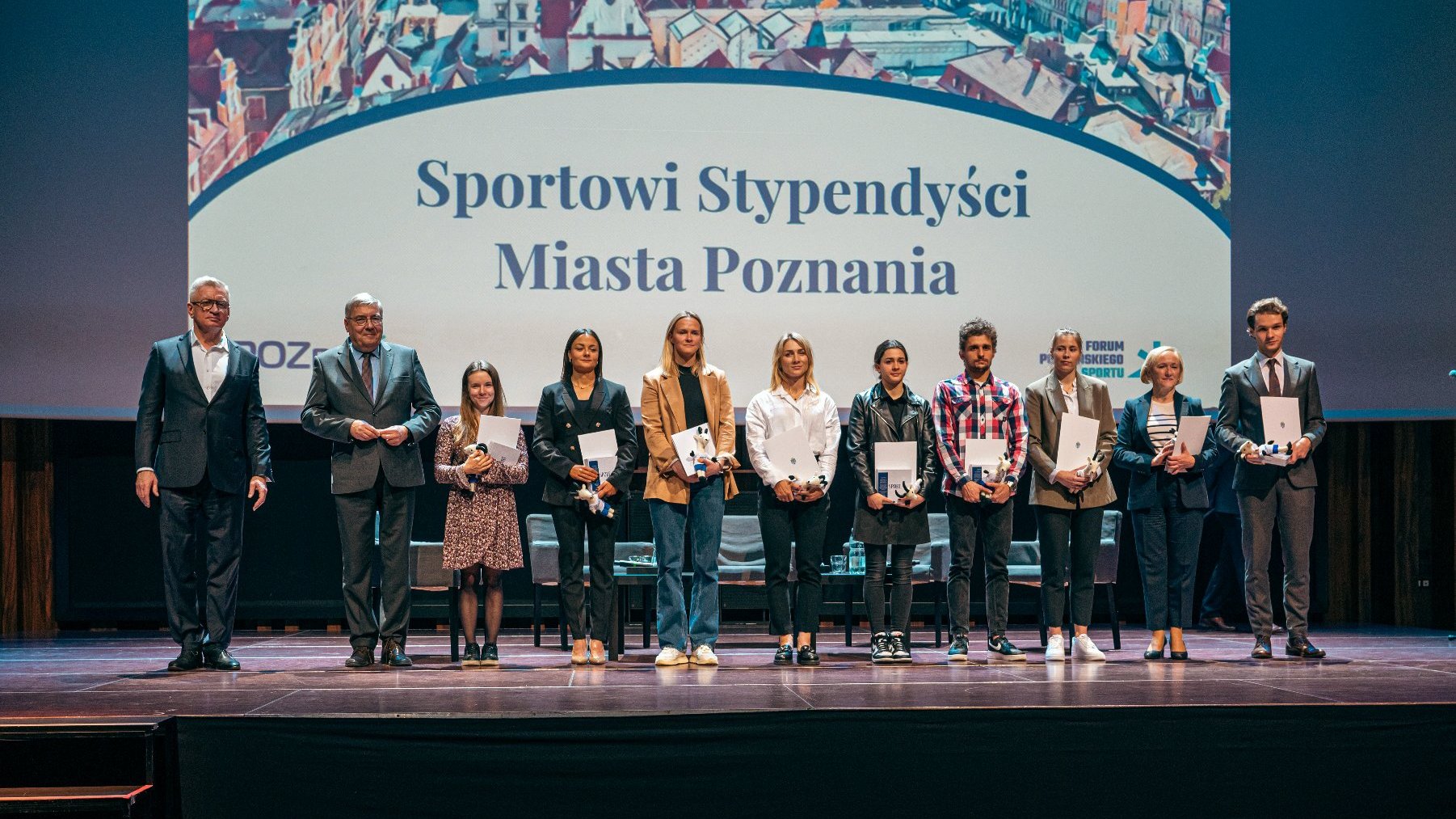 Na zdjeciu sportowi stypendyści Miasta pozujący do zdjecia, stojący na scenie